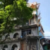 Wakil Wali Kota Bandung, Erwin saat lakukan penyegelan bangunan yang melanggar PBG di Tubagus Ismail, Kota Bandung, Senin (7/7). (Sadam Husen / JE)