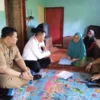 Kepala Diskominfotik KBB, Yoppie Indrawan, didampingi oleh Sekretaris Diskominfotik KBB, Donny Pratama saat menyerahkan bantuan. Dok Diskominfotik KBB