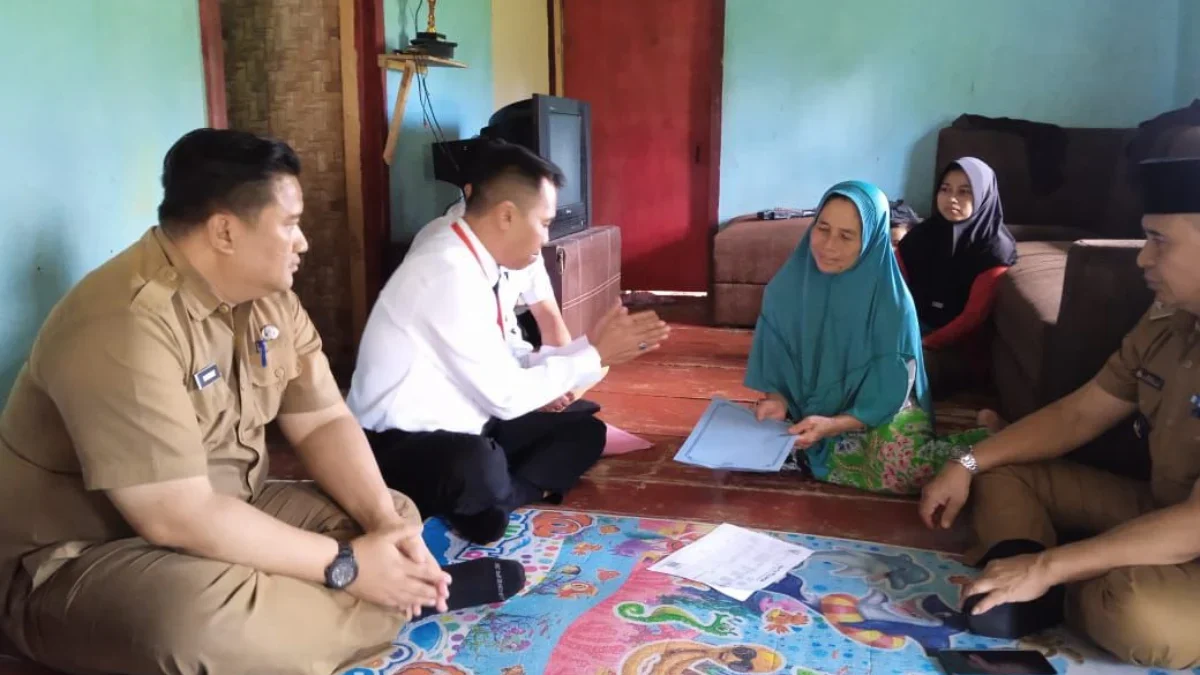 Kepala Diskominfotik KBB, Yoppie Indrawan, didampingi oleh Sekretaris Diskominfotik KBB, Donny Pratama saat menyerahkan bantuan. Dok Diskominfotik KBB