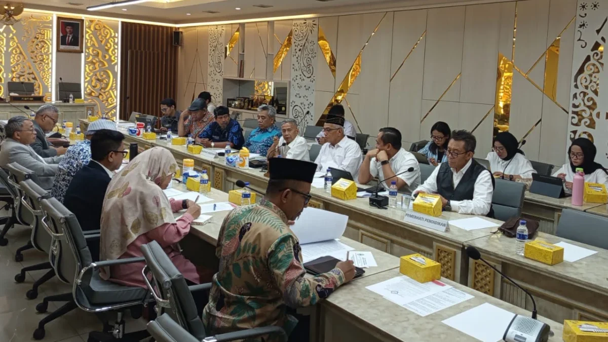 Komisi V DPRD Jabar rapat dengar pendapat dengan pakar pendidikan hingga Ombudsman, Senin (7/7).
