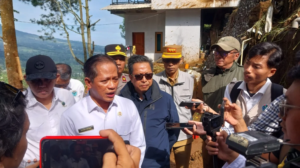 Menteri Lingkungan Hidup Hanif Faisol Nurofiq