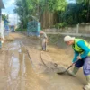 Warga Cimindi saat Sedang Membersihkan Jalan Usai Banjir (mong)