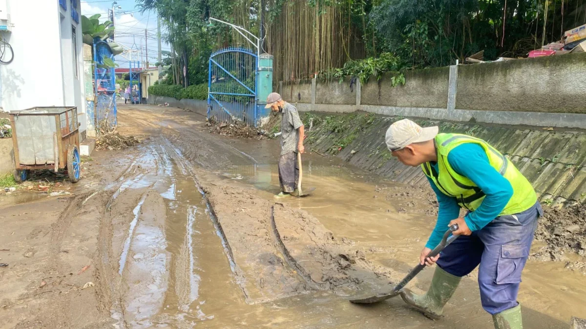 Warga Cimindi saat Sedang Membersihkan Jalan Usai Banjir (mong)