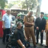 Wali Kota Bandung, Muhammad Farhan saat menengok trotoar inklusif di wilayah Taman Lalu Lintas, Selasa (8/7). (Sadam Husen / JE)
