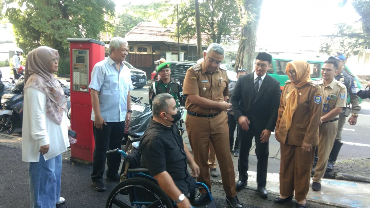 Wali Kota Bandung, Muhammad Farhan saat menengok trotoar inklusif di wilayah Taman Lalu Lintas, Selasa (8/7). (Sadam Husen / JE)