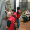 Dok. Kejari Kota Bandung saat tetapkan dan tahan 3 orang tersangka dalam dugaan korupsi anak perusahaan MUJ yakni PT ENM dengan PT SDI tahun 2022-2023 lalu. Foto. Sandi Nugraha.