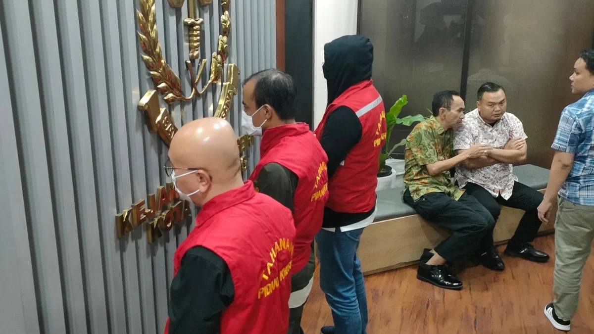 Terseret Kasus Korupsi Anak Usaha MUJ, Ridwan Kamil Berpotensi Diperiksa Kejari Bandung Dok. Kejari Kota Bandung saat tetapkan dan tahan 3 orang tersangka dalam dugaan korupsi anak perusahaan MUJ yakni PT ENM dengan PT SDI tahun 2022-2023 lalu. Foto. Sandi Nugraha.