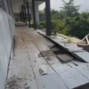 Bangunan SMK Negeri 1 Cijeungjing di Kabupaten Ciamis rusak sehingga tidak dipakai untuk kegiatan belajar mengajar. Bangunan ini selesai dibangun tahun 2023 menghabiskan anggaran provinsi sebesar Rp2,6 miliar. (Cecep Herdi/Jabar Ekspres)