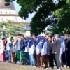 Siswa SD dan SMP saat mengikuti upacara Hardiknas di Lapang Mekarsari Kompleks Pemkab Bandung Barat. Jumat (2/5). Dok Jabar Ekspres/Suwitno