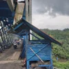 Pengendara sepeda motor melinta di Jembatan Cirahong, Selasa (8/7/2025). Tahun 2026, Jembatan Cirahong 2 akan dibangun untuk memaksimalkan akses penghubung Tasikmalaya dan Ciamis. (Cecep Herdi/Jabar Ekspres)