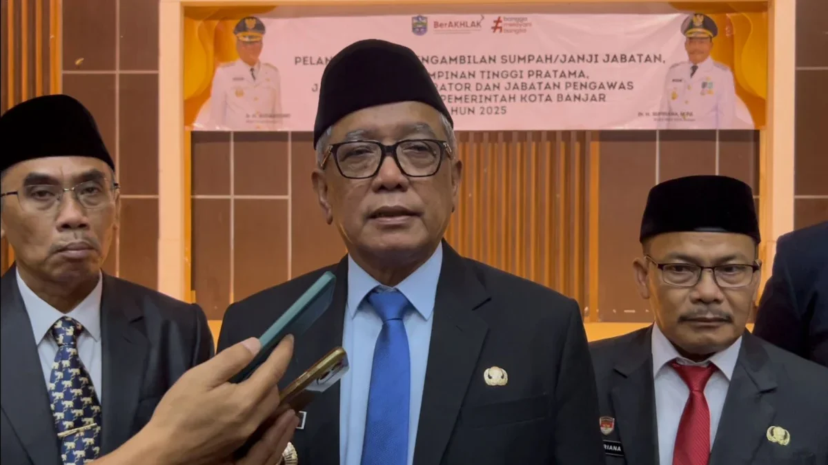 Kepala Bagian Pengadaan Barang dan Jasa Kota Banjar Diisi Pelaksana Tugas Wali Kota Banjar H Sudarsono saat diwawancara awak media usai pelaksanaan pelantikan di Aula Setda Kota Banjar, Senin (7/7/2025). (Cecep Herdi/Jabar Ekspres)