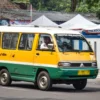 Transportasi umum angkot melintas di Jalan Ahmad Yani, Kota Bandung, Selasa (8/7). Foto: Dimas Rachmatsyah / Jabar Ekspres
