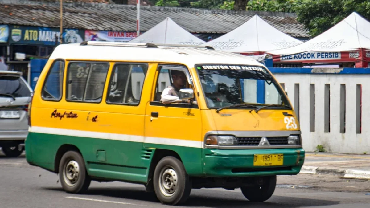 Wali Kota Bandung Berencana Hapus Trayek Angkot, Ini Tanggapan Organda Transportasi umum angkot melintas di Jalan Ahmad Yani, Kota Bandung, Selasa (8/7). Foto: Dimas Rachmatsyah / Jabar Ekspres