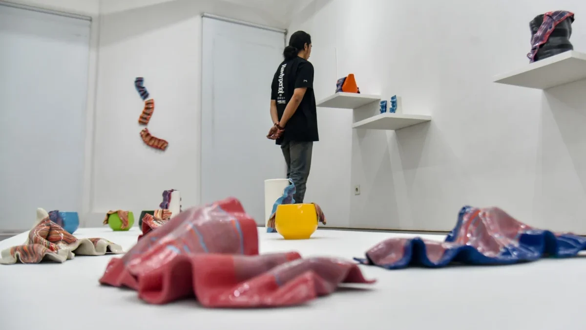 Nerikomi Memetika, Meresapi Ekspresi Seni Keramik Karya Sasanti Pengunjung melihat karya pada pameran keramik bertajuk Nerikomi Memetika di Galeri Ruang Dini, Jalan Anggrek, Kota Bandung, Selasa (8/7). Foto: Dimas Rachmatsyah / Jabar Ekspres