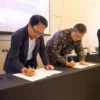 CEO NeutraDC Nxera Batam Indrama YM Purba (kiri), dengan Director, Chief Commercial and Business Development Officer PT Medco Power Femi Firsadi Sastrena (kanan), melakukan penandatanganan MoU terkait implementasi penggunaan energi terbarukan untuk operasional data center, di Batam, Senin (7/7).