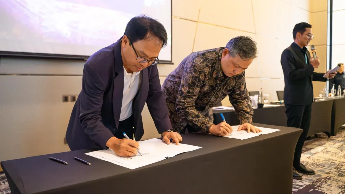 CEO NeutraDC Nxera Batam Indrama YM Purba (kiri), dengan Director, Chief Commercial and Business Development Officer PT Medco Power Femi Firsadi Sastrena (kanan), melakukan penandatanganan MoU terkait implementasi penggunaan energi terbarukan untuk operasional data center, di Batam, Senin (7/7).