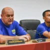 Pelatih Persib Bandung, Bojan Hodak (kiri) bersama Pemain Persib Bandung Dedi Kusnandar (kanan) saat press conference usai pertandingan Piala Presiden 2025 di Stadion Si Jalak Harupat, Kabupaten Bandung, Selasa (8/7). Foto: Dimas Rachmatsyah / Jabar Ekspres