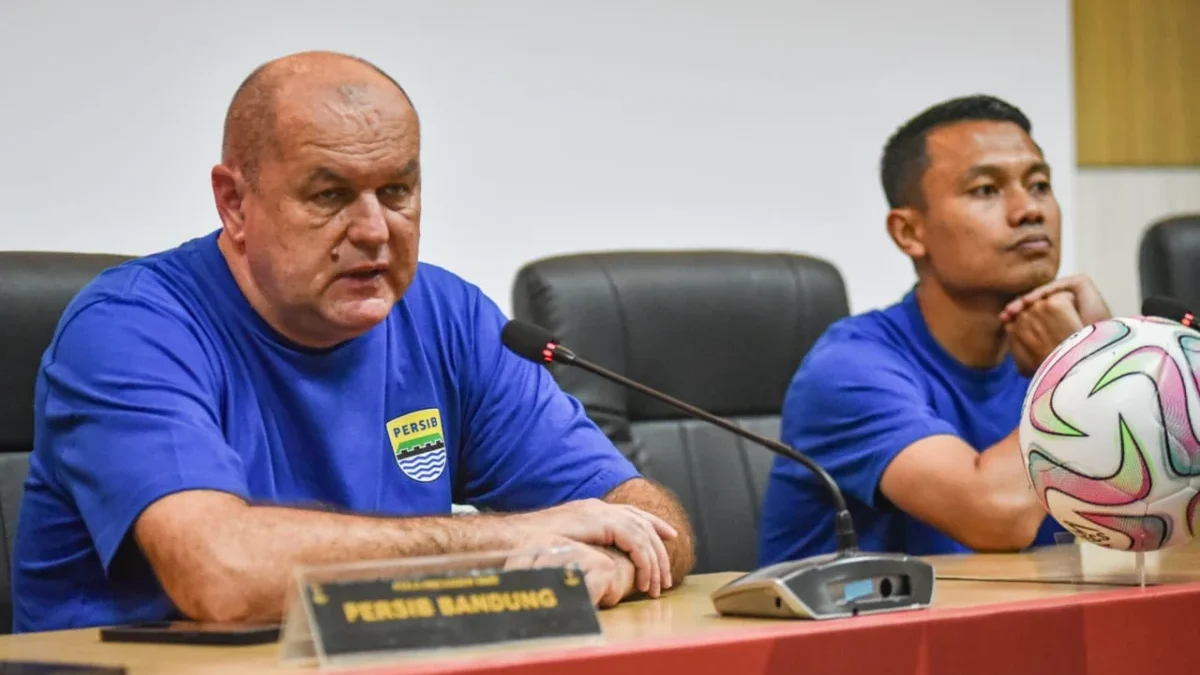 Persib Gagal Menang, Bojan Tetap Santai: Pertandingan Jauh Lebih Baik daripada Hasil Akhir Pelatih Persib Bandung, Bojan Hodak (kiri) bersama Pemain Persib Bandung Dedi Kusnandar (kanan) saat press conference usai pertandingan Piala Presiden 2025 di Stadion Si Jalak Harupat, Kabupaten Bandung, Selasa (8/7). Foto: Dimas Rachmatsyah / Jabar Ekspres