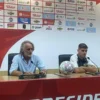Pelatih Dewa United Jan Olde Riekerink bersama Nick Kuipers saat konferensi pers seusai pertandingan. Foto Agi