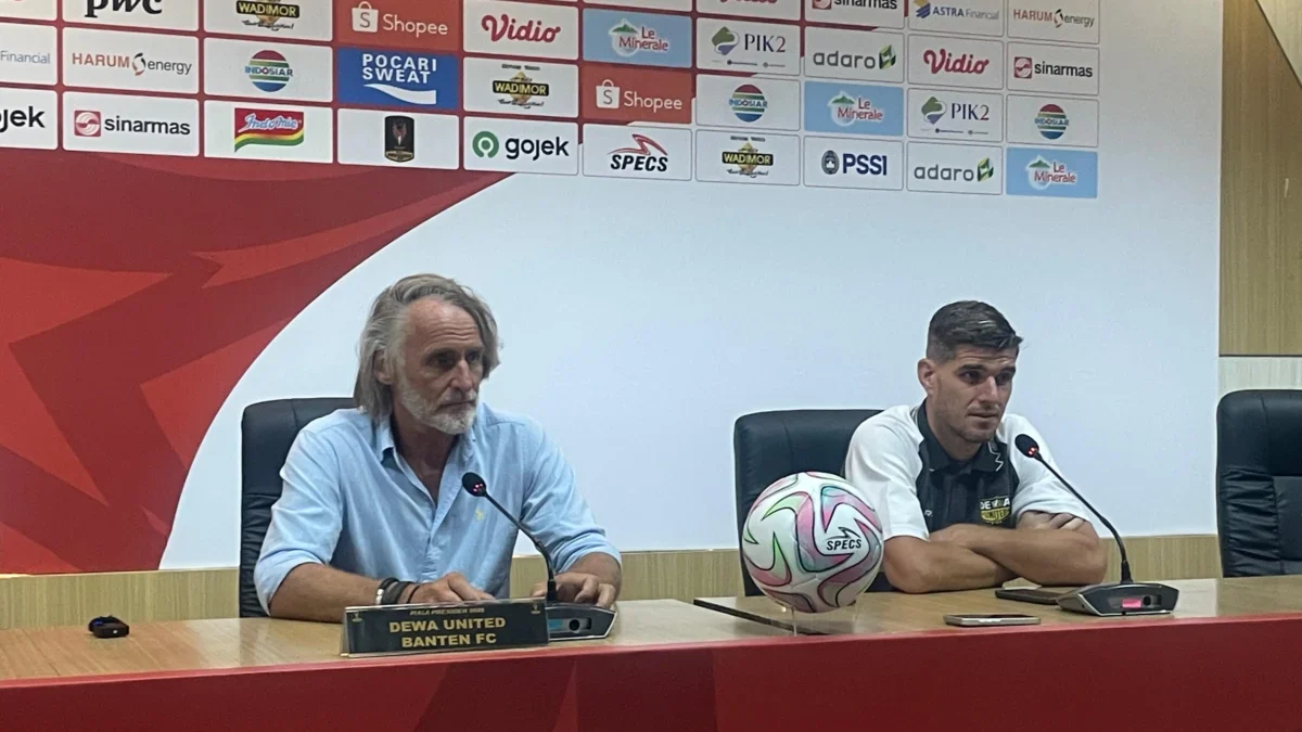 Pelatih Dewa United Jan Olde Riekerink bersama Nick Kuipers saat konferensi pers seusai pertandingan. Foto Agi