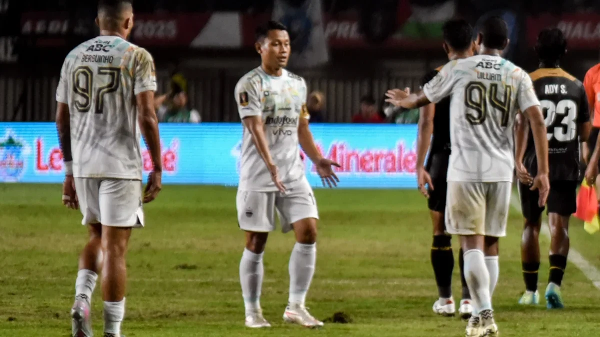 Pemain Persib Bandung Dedi Kusnandar usai pertandingan Piala Presiden 2025 di Stadion Si Jalak Harupat, Kabupaten Bandung, Selasa (8/7). Foto: Dimas Rachmatsyah / Jabar Ekspres