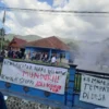 Warga Cicapar Kecamatan Banjarsari Kabupaten Ciamis menggelar unjuk rasa ke kantor desa dan turun ke jalan menuntut Kepala Desa Imat Ruhimat mundur karena dugaan korupsi dana yang dikelola desa, Rabu (9/7/2025). (Cecep Herdi/Jabar Ekspres)