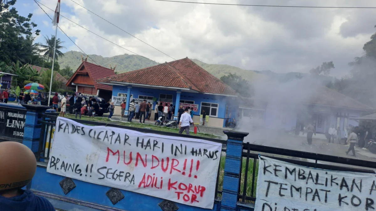 Warga Cicapar Ciamis Tuntut Kades Mundur: Ini Bukan Sekadar Gagal, Ini Kejahatan! Warga Cicapar Kecamatan Banjarsari Kabupaten Ciamis menggelar unjuk rasa ke kantor desa dan turun ke jalan menuntut Kepala Desa Imat Ruhimat mundur karena dugaan korupsi dana yang dikelola desa, Rabu (9/7/2025). (Cecep Herdi/Jabar Ekspres)