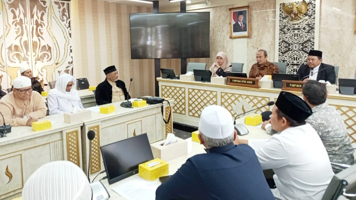 Perwakilan API Jabar dan sejumlah tokoh saat dialog dengan Pimpinan DPRD Jabar terkait pergantian nama RSUD Al Ihsan, Rabu (9/7)