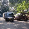 Angkot berhenti di dekat Masjid Pusdai, Jalan Supratman, Kota Bandung, Rabu (9/7). Foto: Dimas Rachmatsyah / Jabar Ekspres