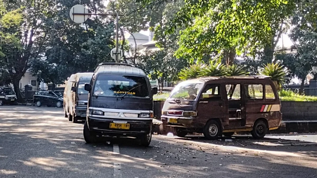 Wacana Penghapusan Trayek Angkot di Bandung, Pakar ITB: Solusi Tambal Sulam yang Bisa Timbulkan Masalah Baru Angkot berhenti di dekat Masjid Pusdai, Jalan Supratman, Kota Bandung, Rabu (9/7). Foto: Dimas Rachmatsyah / Jabar Ekspres