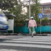 Warga berjalan di zebra cross di Jalan Lapangan Supratman, Kota Bandung, Rabu (9/7). Foto: Dimas Rachmatsyah / Jabar Ekspres