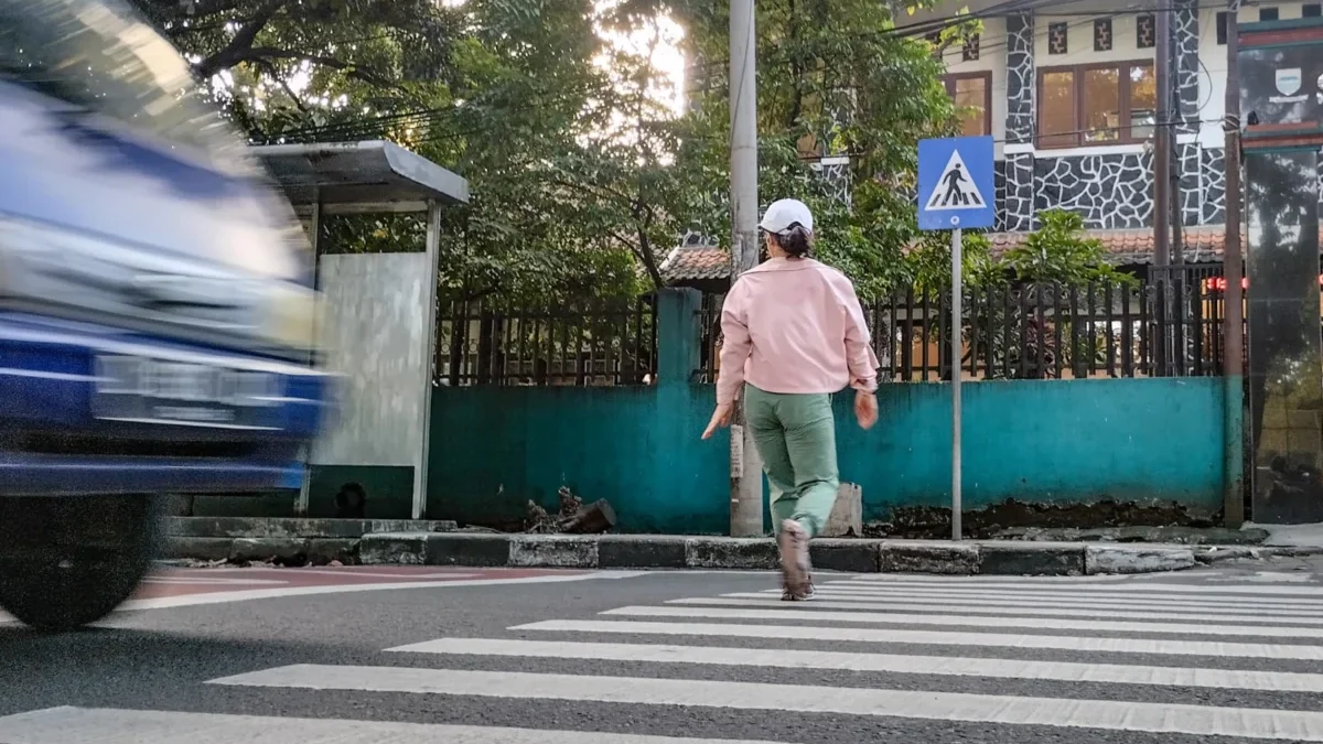 Zebra Cross hingga JPO Minim, Dua Daerah di Bandung Raya Dinilai Tak Penuhi Hak Pejalan Kaki Warga berjalan di zebra cross di Jalan Lapangan Supratman, Kota Bandung, Rabu (9/7). Foto: Dimas Rachmatsyah / Jabar Ekspres