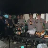 Jajaran Polresta Bandung menyita puluhan botol minuman keras, tiga linting ganja, hingga tiket palsu saat melakukan pemeriksaan ketat terhadap penonton pertandingan Piala Presiden 2025 antara Persib Bandung melawan Dewa United di Stadion Si Jalak Harupat, Kabupaten Bandung, Selasa (8/7/2025). Foto Istimewa