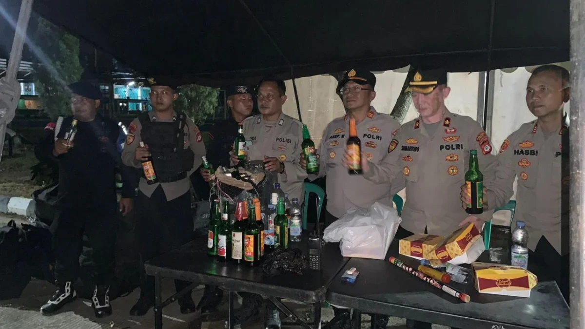 Laga Panas Persib vs Dewa United Diwarnai Penemuan Miras, Ganja, dan Tiket Palsu Jajaran Polresta Bandung menyita puluhan botol minuman keras, tiga linting ganja, hingga tiket palsu saat melakukan pemeriksaan ketat terhadap penonton pertandingan Piala Presiden 2025 antara Persib Bandung melawan Dewa United di Stadion Si Jalak Harupat, Kabupaten Bandung, Selasa (8/7/2025). Foto Istimewa