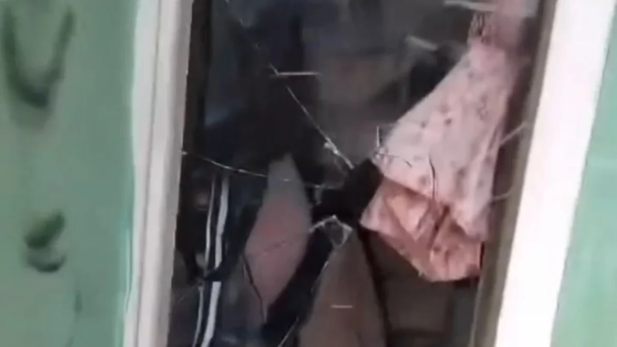 Sebuah video yang memperlihatkan kerusakan di sebuah rumah warga Kecamatan Cimenyan, Kabupaten Bandung, beredar luas di media sosial pada Selasa (8/7). Foto Istimewa