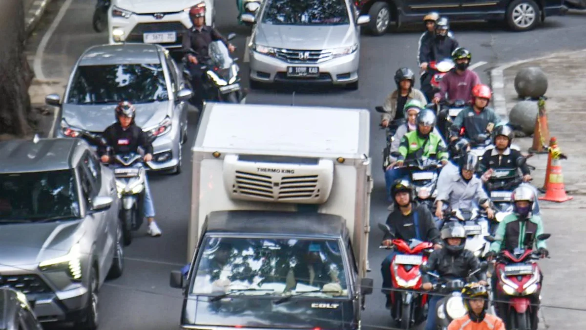 Tumbuh Tanpa Kendali: Alasan Bandung Belum Lepas dari Kemacetan Ilustrasi: Kepadatan kendaraan di Kota Bandung beberapa waktu lalu. Foto: Dimas Rachmatsyah / Jabar Ekspres