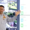 Kadishub Bandung Barat, Fauzan Azima saat memantau arus lalu lintas melalui Auto Traffic Control System (ATCS) di Command Centre (CC Room). Dok Jabar Ekspres/Suwitno