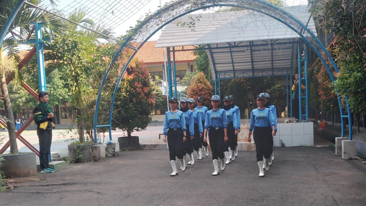Seleksi PMB di SMA Negeri 1 Cicalengka Bandung Sempat Terkendala, Panitia Akui Proses Memakan Waktu dan Tenaga Ilustrasi: Sejumlah siswa SMA Negeri 1 Cicalengka sedang melaksanakan latihan Paskibra. (Yanuar/Jabar Ekspres)