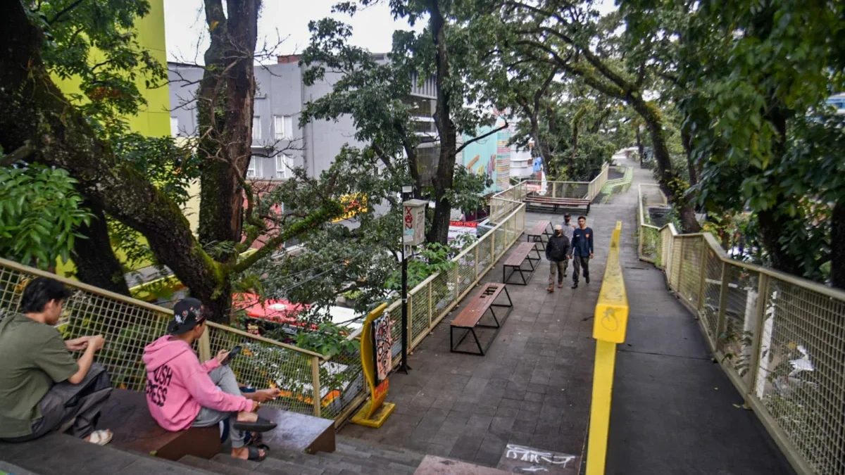Warga mengunjungi kawasan Teras Cihampelas, Kota Bandung, Jumat (11/7). Foto: Dimas Rachmatsyah / Jabar Ekspres