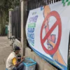 Ilustrasi: Seorang warga berada di depan spanduk SPMB. Foto: Dimas Rachmatsyah / Jabar Ekspres
