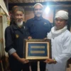 Yudhistira Puranha Sakyatiri, atau lebih dikenal sebagai Mang Ujang Laip (Paling Kiri) saat Menunjukan Aksara Sunda Kuno (Mong)