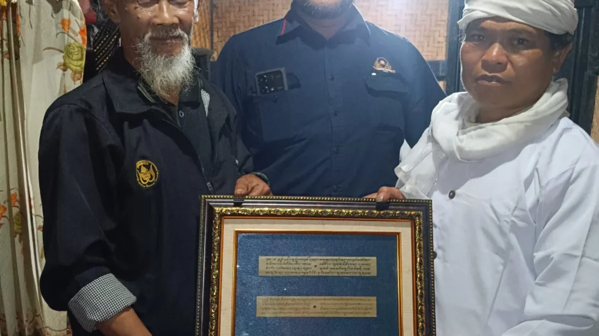 Yudhistira Puranha Sakyatiri, atau lebih dikenal sebagai Mang Ujang Laip (Paling Kiri) saat Menunjukan Aksara Sunda Kuno (Mong)