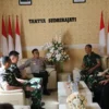 Batalyon Infanteri 323/Buaya Putih (Yonif 323/BP) kunjungan ke Polres Banjat, Kamis (10/7/2025).