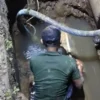 Petugas saat memperbaiki jaringan pipa utama yang bocor, belum lama ini. Tirta Anom Banjar butuh Rp63 miliar untuk revitalisasi jaringan pipa utama sepanjang 21 kilometer. (Cecep Herdi/Jabar Ekspres)