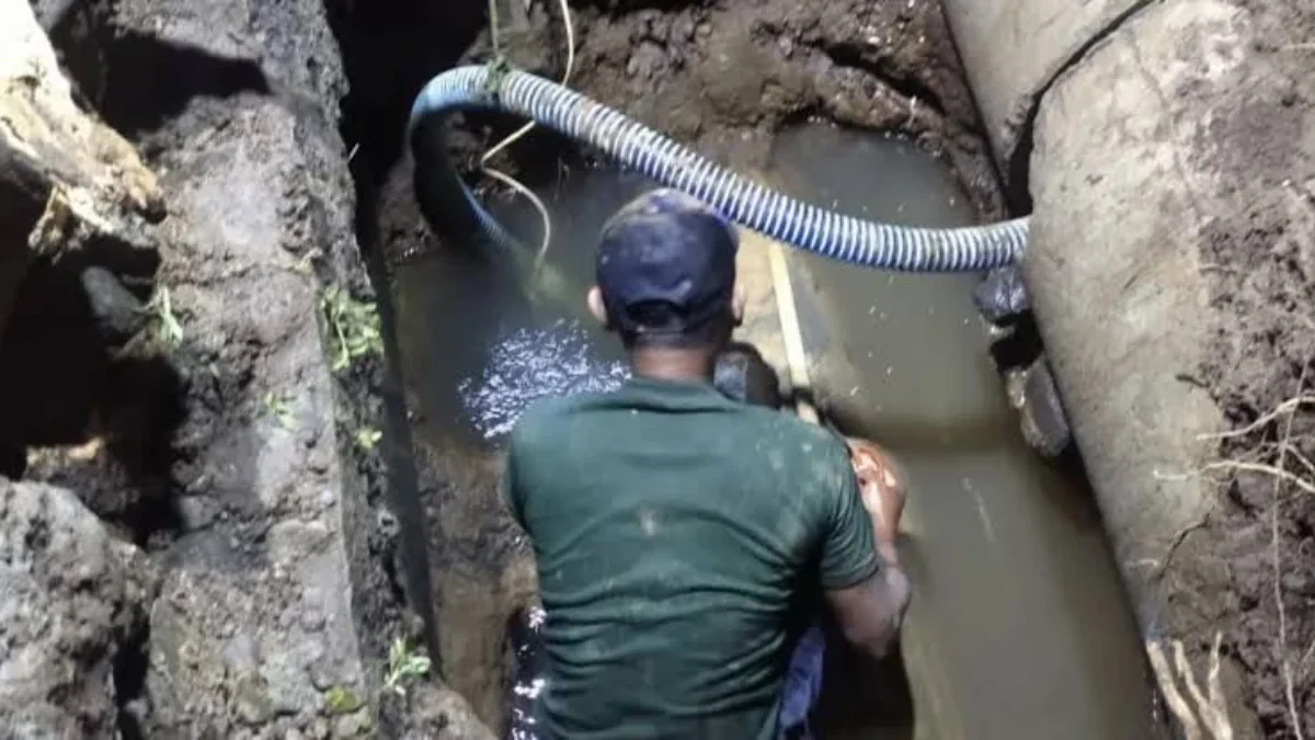 Petugas saat memperbaiki jaringan pipa utama yang bocor, belum lama ini. Tirta Anom Banjar butuh Rp63 miliar untuk revitalisasi jaringan pipa utama sepanjang 21 kilometer. (Cecep Herdi/Jabar Ekspres)