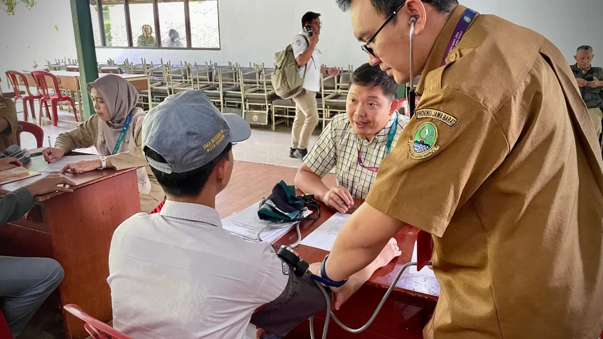 Sekolah Swasta di KBB Terancam Bangkrut, Pemprov Jabar Dituding Tak Hadir dalam Pemerataan Pendidikan Ilustrasi: siswa saat mengikuti tes kesehatan di Lembang, Kabupaten Bandung Barat. Dok Jabar Ekspres/Suwitno