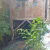 Salah Satu Bangunan Liar Di atas Sungai di Kawasan Cimindi, Kota Cimahi (Mong)