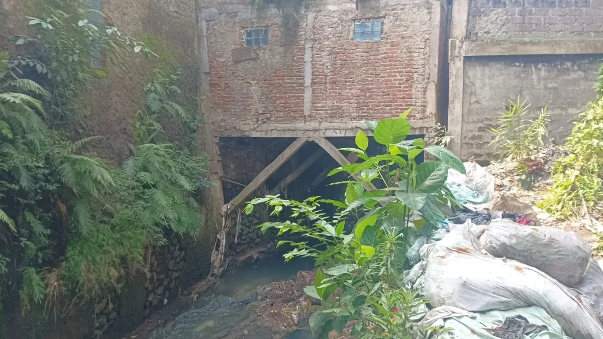 Salah Satu Bangunan Liar Di atas Sungai di Kawasan Cimindi, Kota Cimahi (Mong)