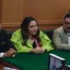 Dok. Selebgram Lisa Mariana (tengah) saat menjalani sidang gugatan kepada RK di PN Bandung. Foto. Sandi Nugraha.