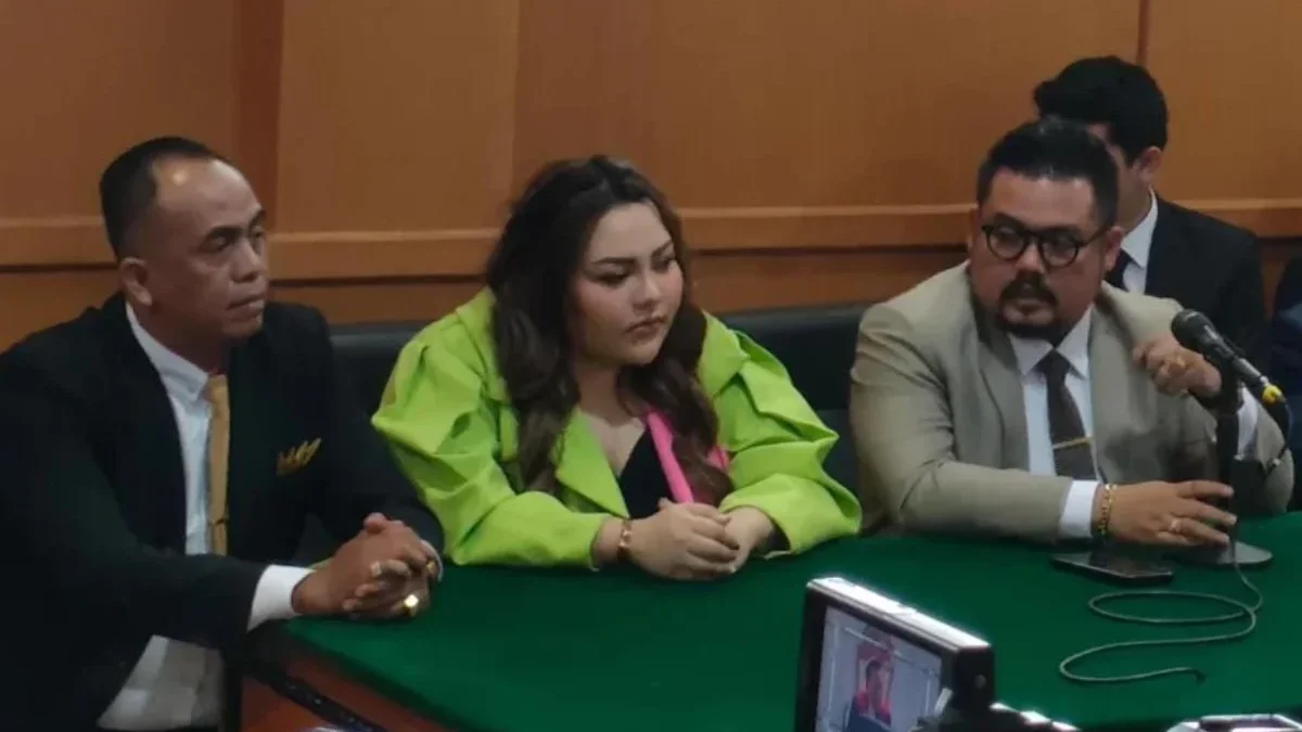 Dok. Selebgram Lisa Mariana (tengah) saat menjalani sidang gugatan kepada RK di PN Bandung. Foto. Sandi Nugraha.